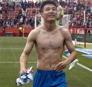 谁说国足都是“白斩鸡”？这几人肌肉壮硕，堪称完美身材