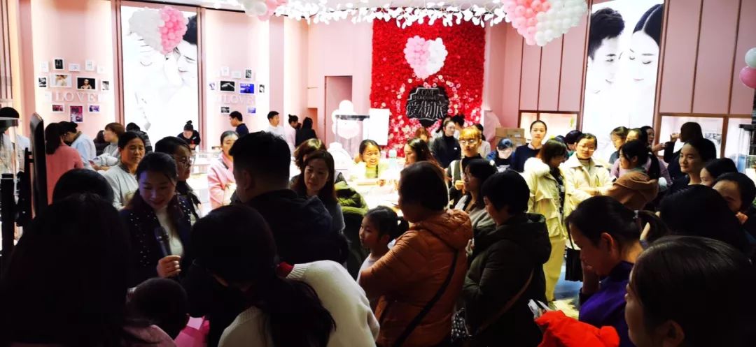 金鑫珠宝郑州永和铂爵店亮相，引数百名跑男排队代购