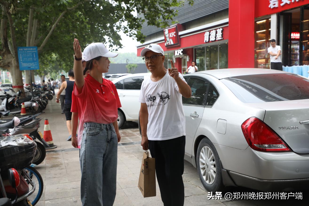 八方来客为“小红象”频频点赞志愿服务点亮郑州大街小巷