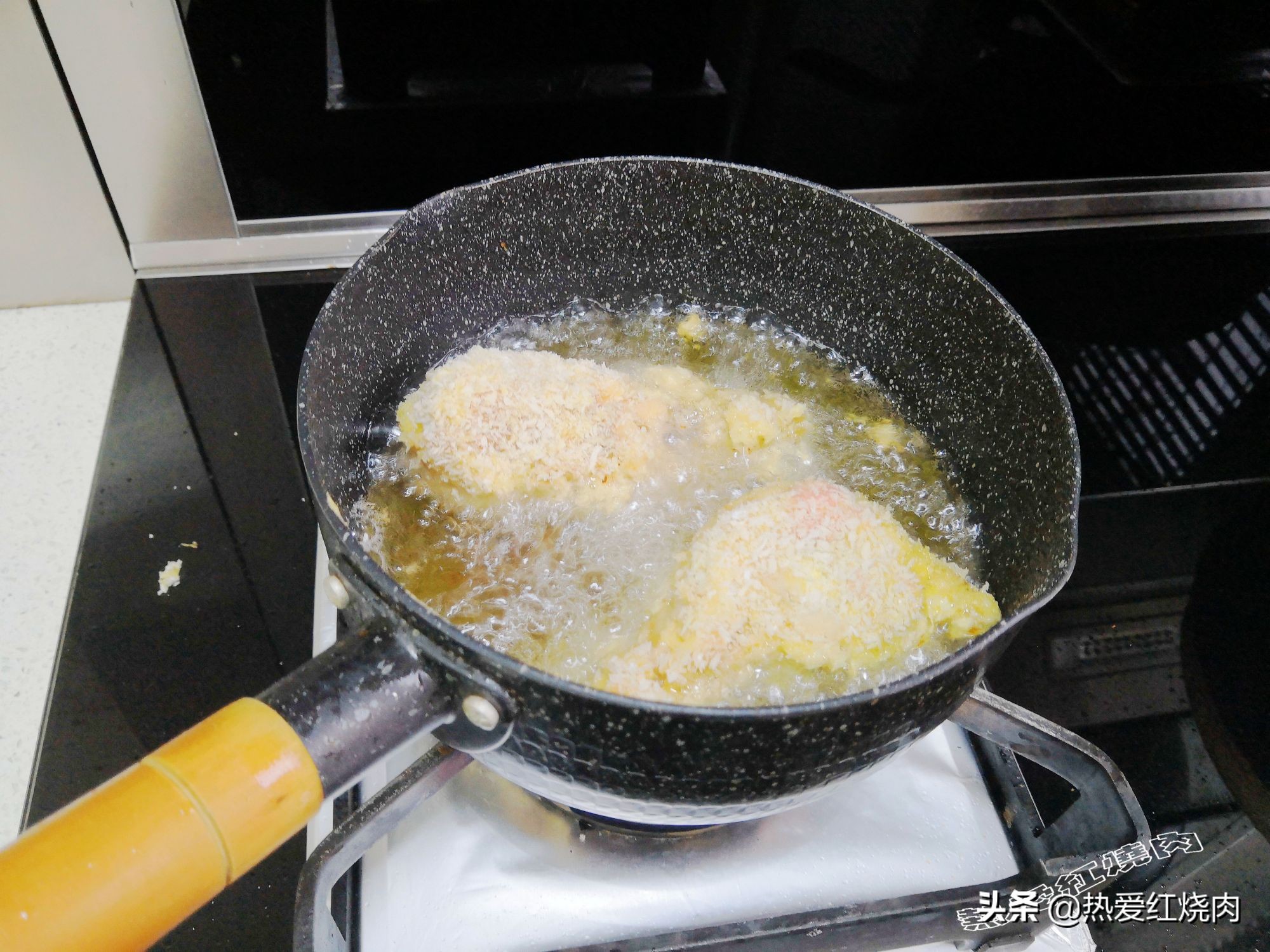 炸鸡腿炸出来怎么会有油,炸鸡腿炸熟后容易掉粉皮