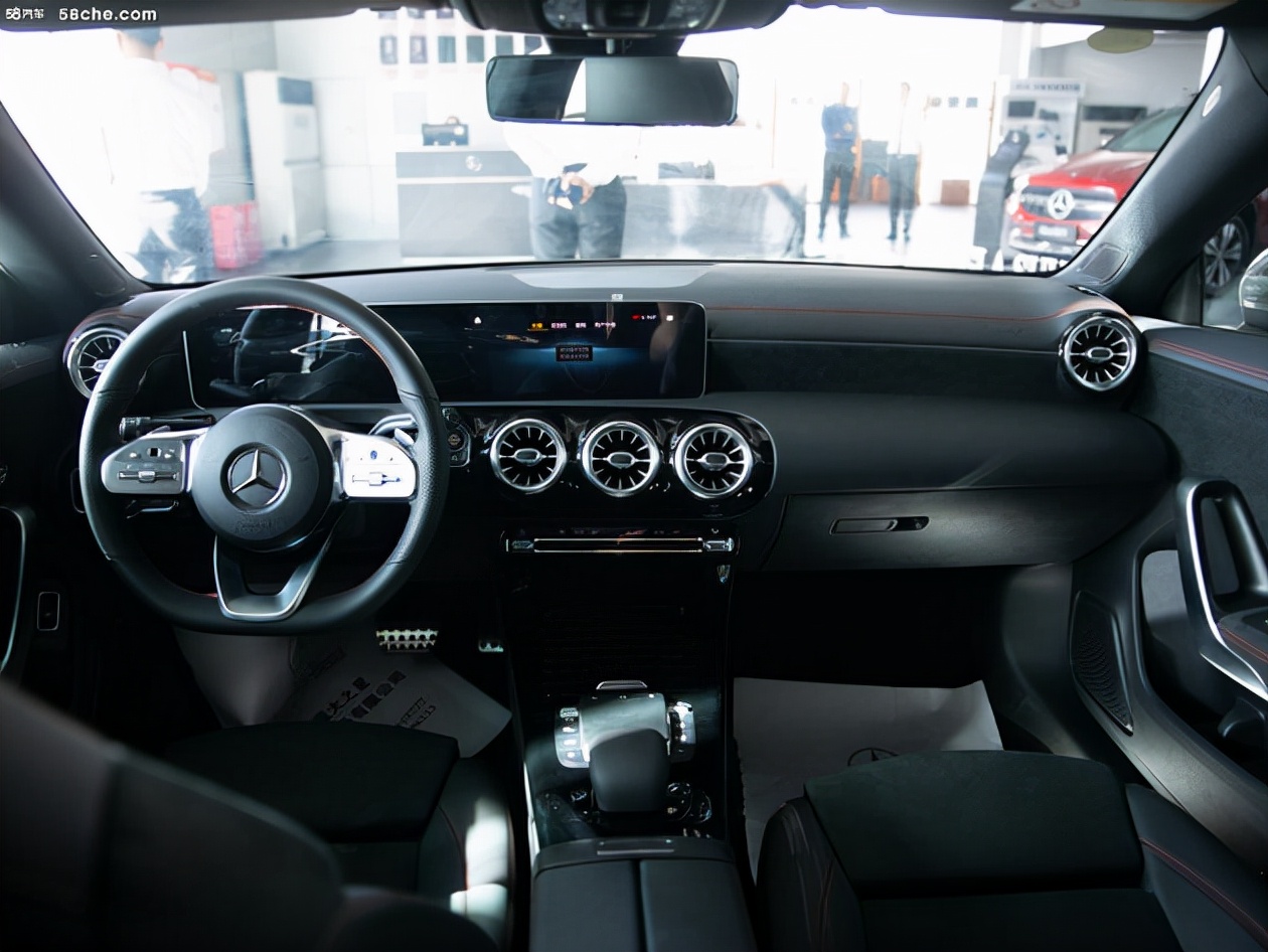 奔驰2022款cla猎装版,奔驰cla级2022款cla200四门轿跑车