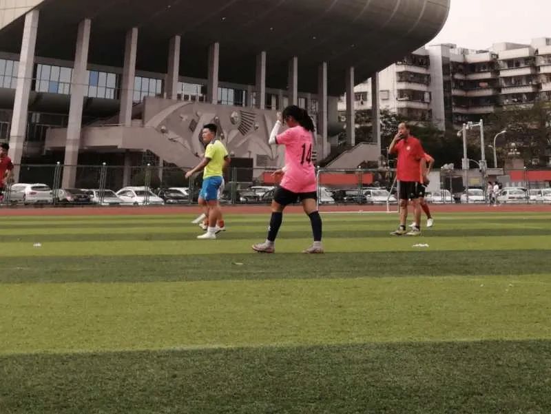 宝莲中学女足,宝莲中学足球队女孩