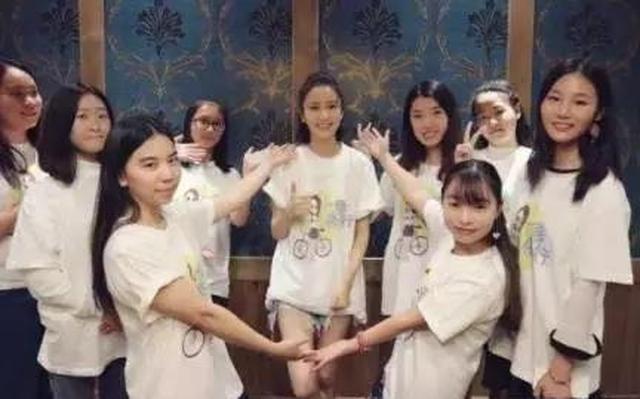 送全套化妆品，写C语言互动……这届明星的宠粉手段也太高了吧