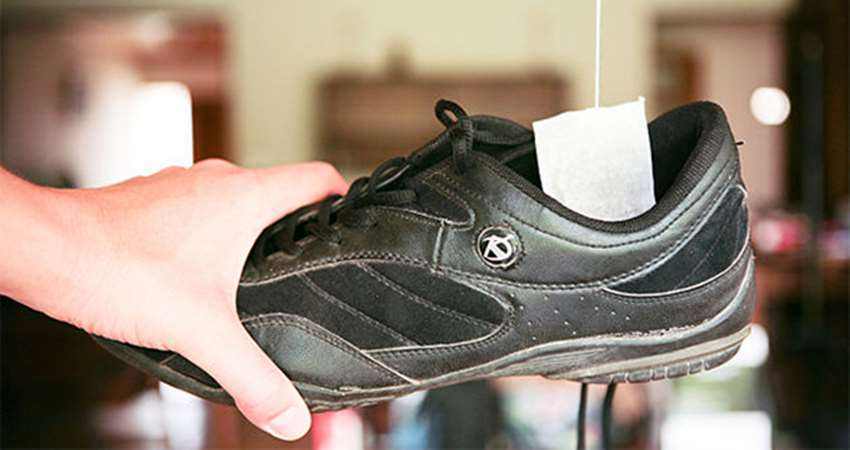 鞋子踩到臭东西怎么除臭,鞋子臭了怎样除臭女生