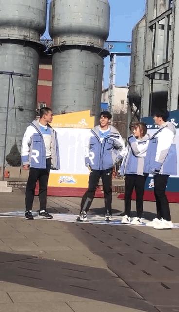 黄旭熙上《奔跑吧》不“慌兮兮”，耿直港普逗乐一群人