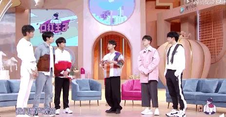 让男明星帮忙化妆，是巨大福利还是*男美**陷阱？