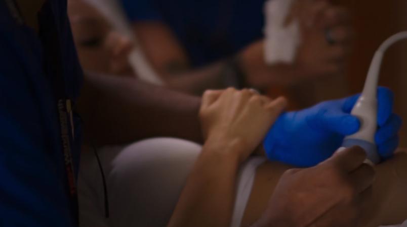 腹中胎儿长出肿瘤，孕妇忍着剧痛，给胎儿打麻药做手术