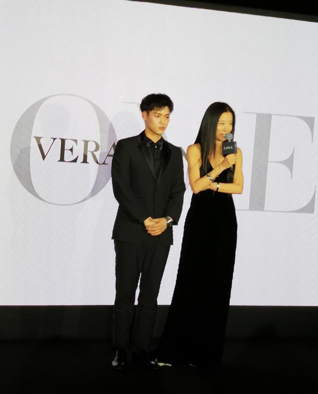 婚纱女王也老了，70岁王微微穿露肩衫喇叭裤，面容松弛依旧时髦