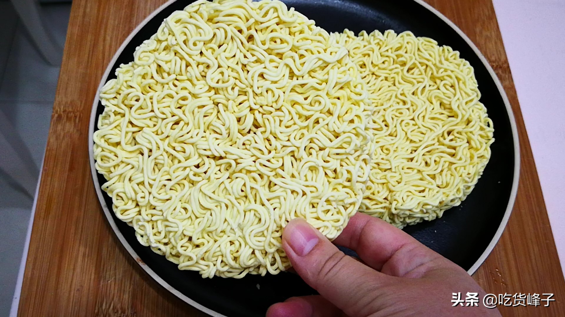 吃了很多年的方便面变成这样了,方便面为什么是弯的不白吃