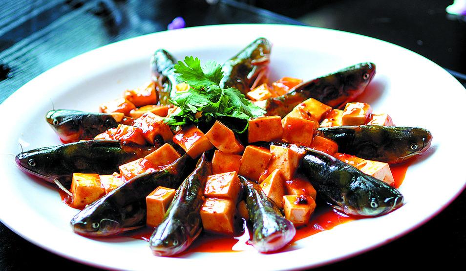 杀鱼被鱼刺刺伤手红肿,大爷杀鱼时鱼刺扎手上中毒身亡