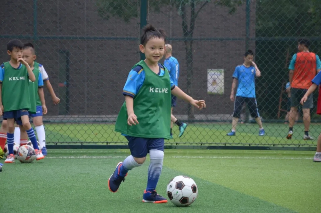 别让运动不足成为孩子一生的短板,于根伟现在踢球