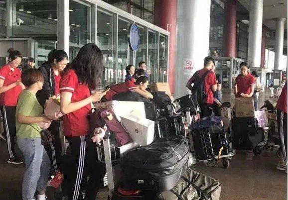 同为国字号出行差别有多大？国足包机国乒却挤地铁，苏炳添最心酸