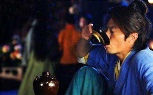 乔峰洪七公令狐冲都爱喝酒,西毒欧阳锋北丐洪七公令狐冲