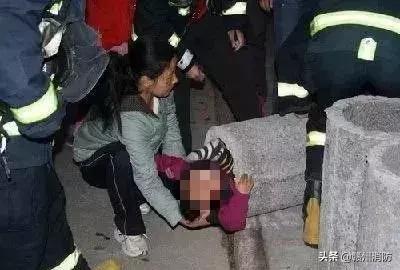 小朋友手指被卡消防救援,消防救援小孩手指卡在门上的小孔