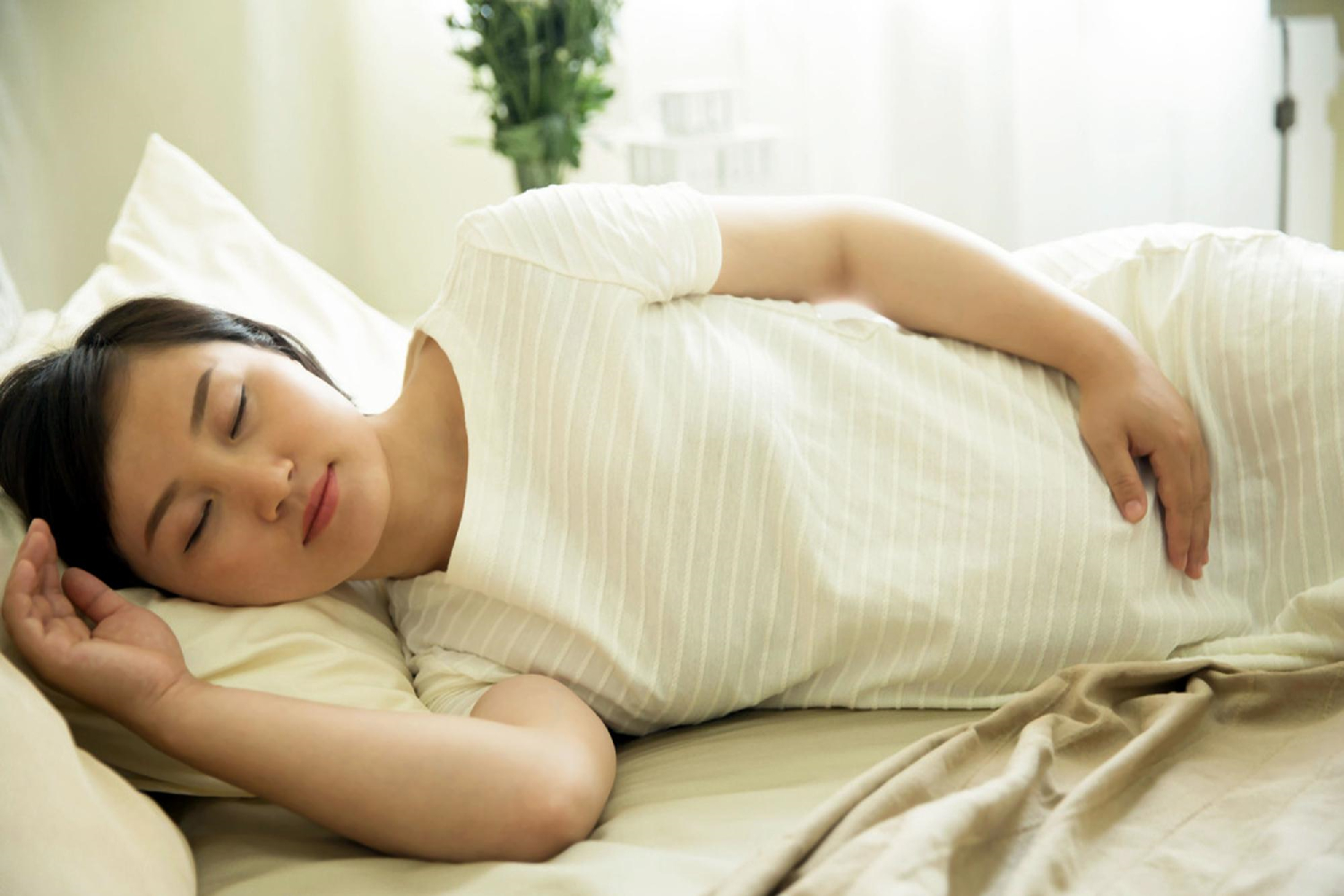 孕期侧睡胎儿踢腰部,孕期胎儿经常踢左侧肋骨