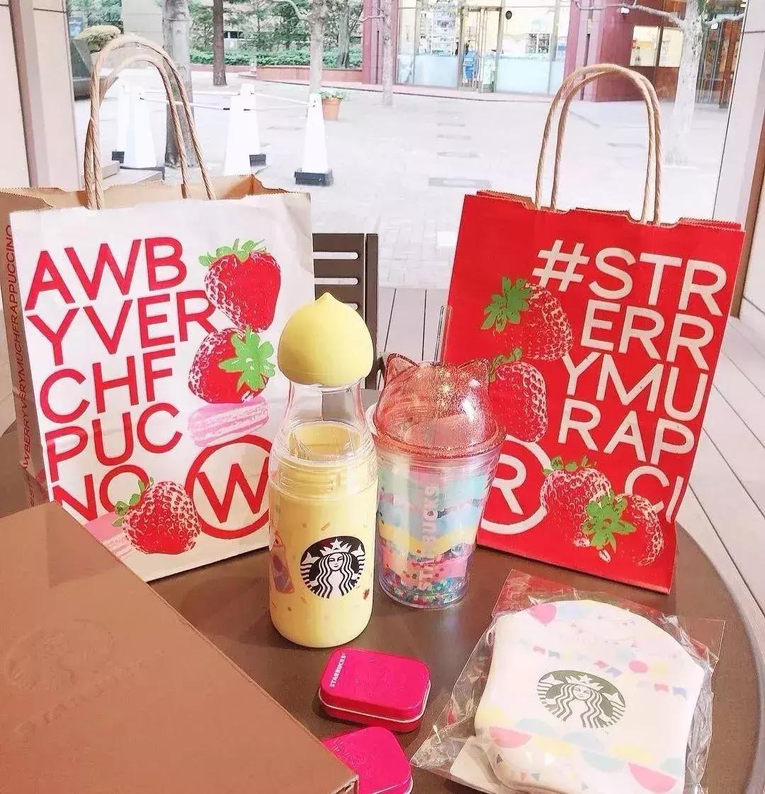 代购爆单预感！星巴克最新“猫耳杯”、“草莓收纳包”成超级网红