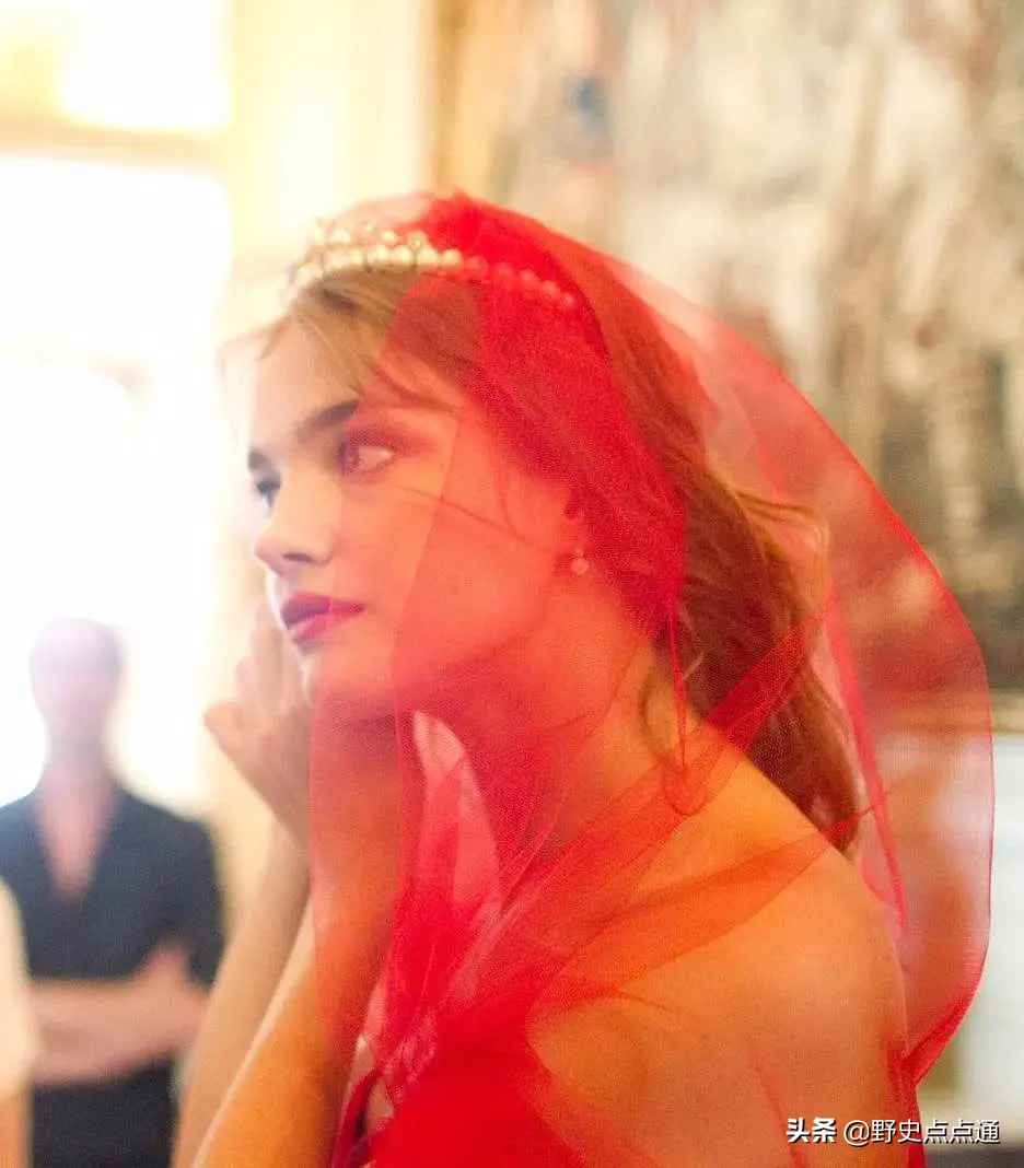 领证结婚了！38岁的俄罗斯超模带着前夫3个孩子嫁给LV太子爷