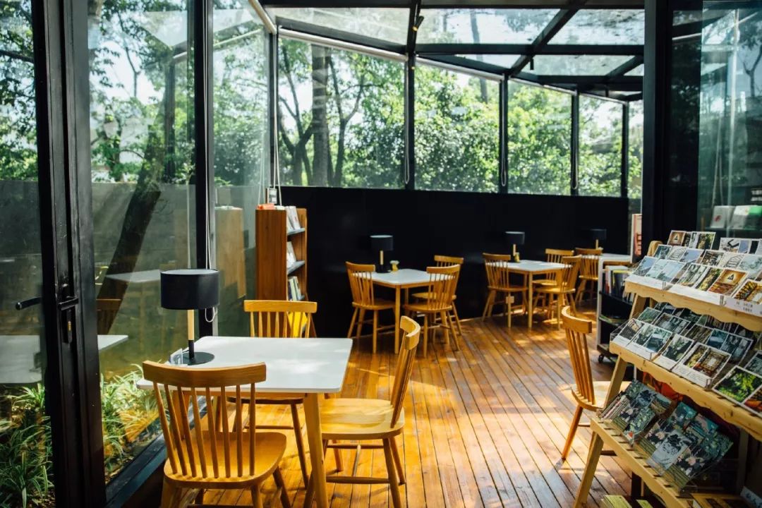 放弃城市40万年薪，夫妻躲进深山造出“最美书店”引600万人围观