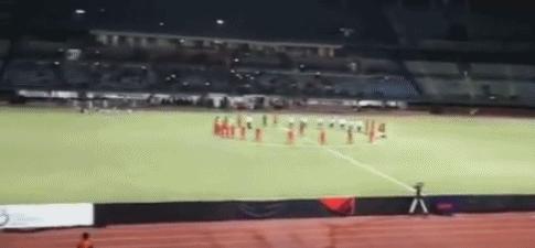 对越自卫反击战感动现场观众,震撼国足赢球五万人大合唱