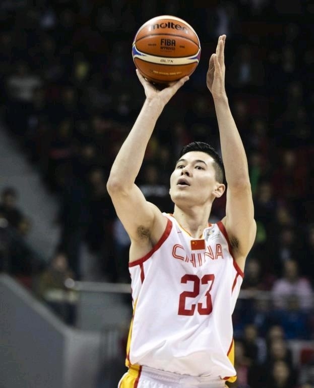 戏说中国男篮，姚明恨铁不成钢，易建联光荣卸任，男篮一地鸡毛