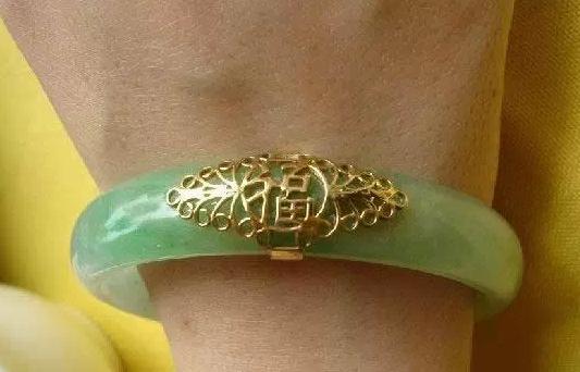 翡翠手镯基本知识大全,翡翠手镯的鉴赏方法和技巧