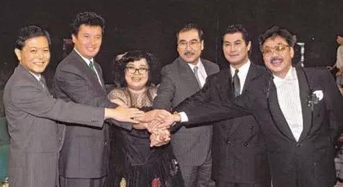 当年是香港黑帮龙头，谢贤是他结拜兄弟，张学友是他干女婿