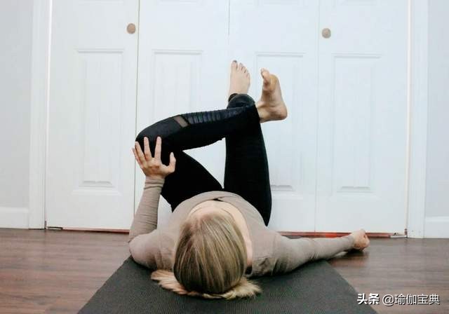 如果你的臀部感觉很紧是时候伸展一会9个简单的墙壁瑜伽伸展练习