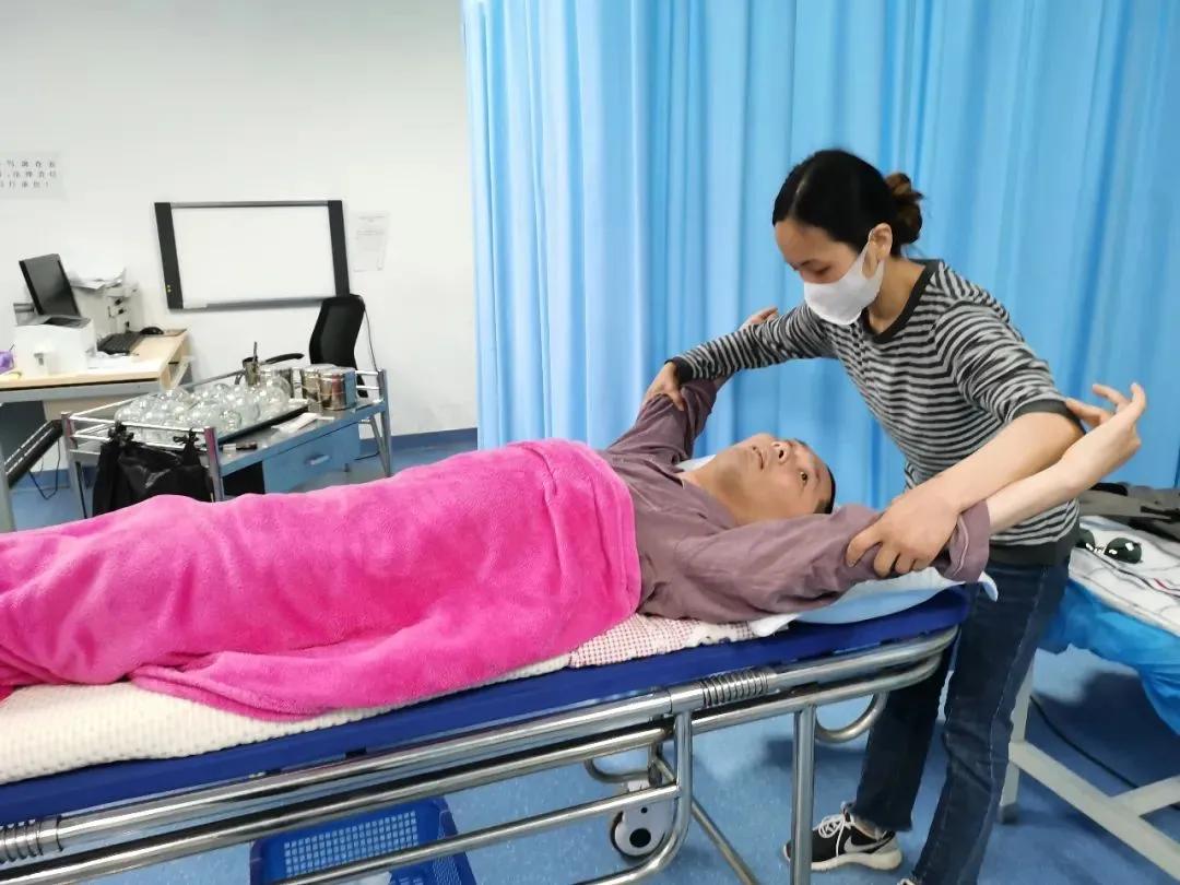 不离不弃照顾煤气中毒植物人,相恋八年男朋友变成植物人