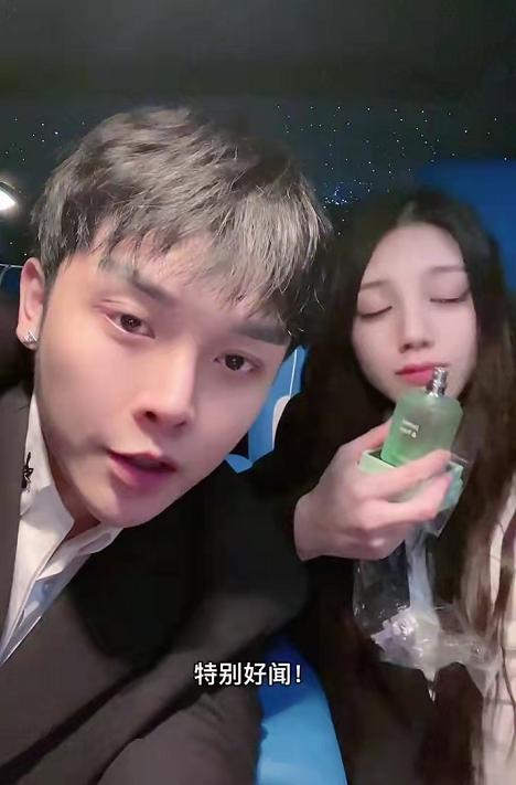 小猪先生终于官宣领证！不忘带货送香水，还戴假戒指晒照被群嘲