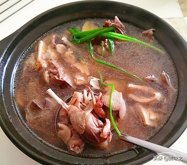 墨鱼汤怎么炖最有营养最补血,墨鱼能和当归党参黄芪一起炖汤吗