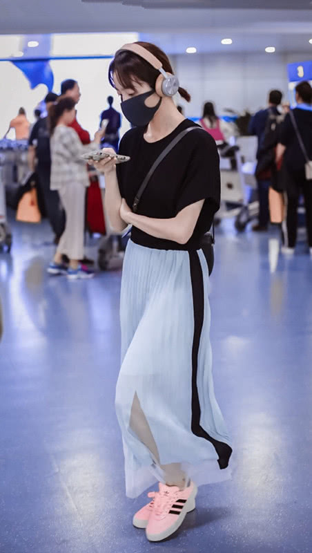 胡冰卿时尚穿搭潮酷,胡冰卿黑色吊带裙