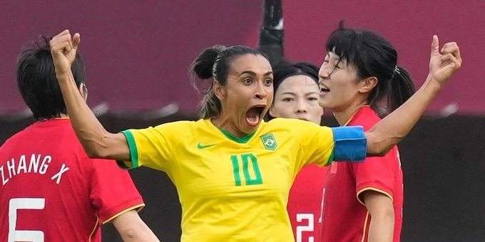 0-5惨败巴西女，贾秀全大胆尝试遭球迷谩骂，中国足球还能进步？