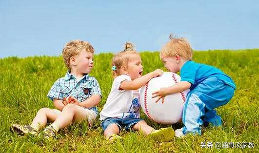 孩子打人抢东西是怎么回事,小孩跟其他小朋友抢东西哭闹