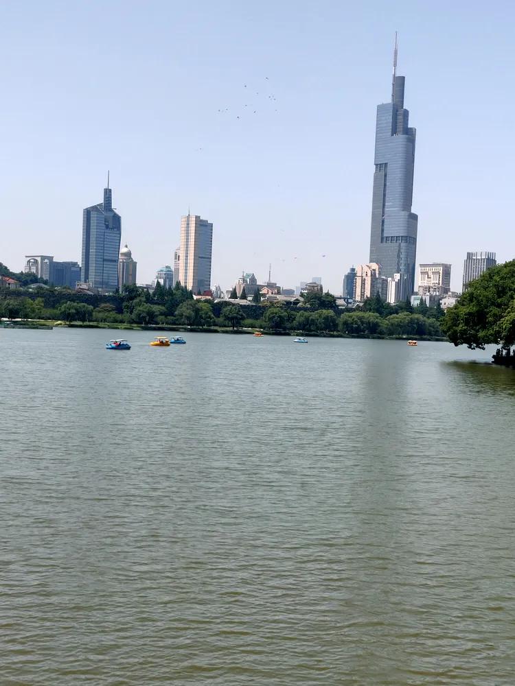 曾作为禁地，与外界隔绝二百六十多年的“玄武湖”，今日锣鼓喧天