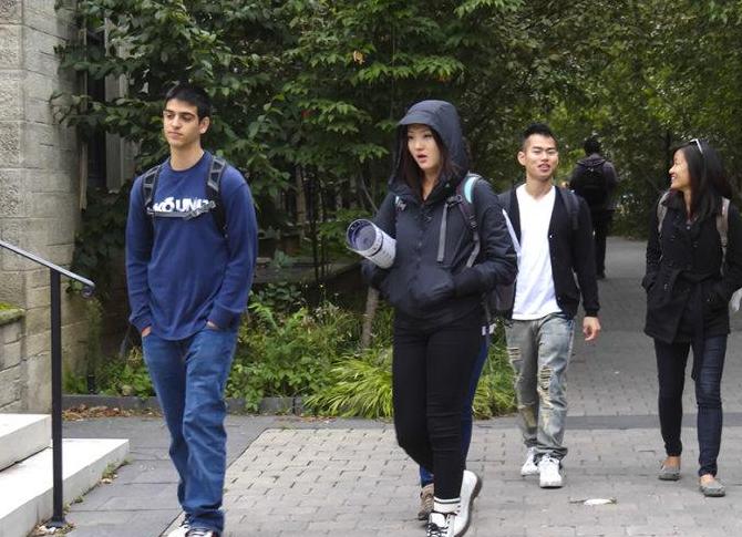 大学生为了逃课，网购“模特”替自己上课，已遭到全校通报处分