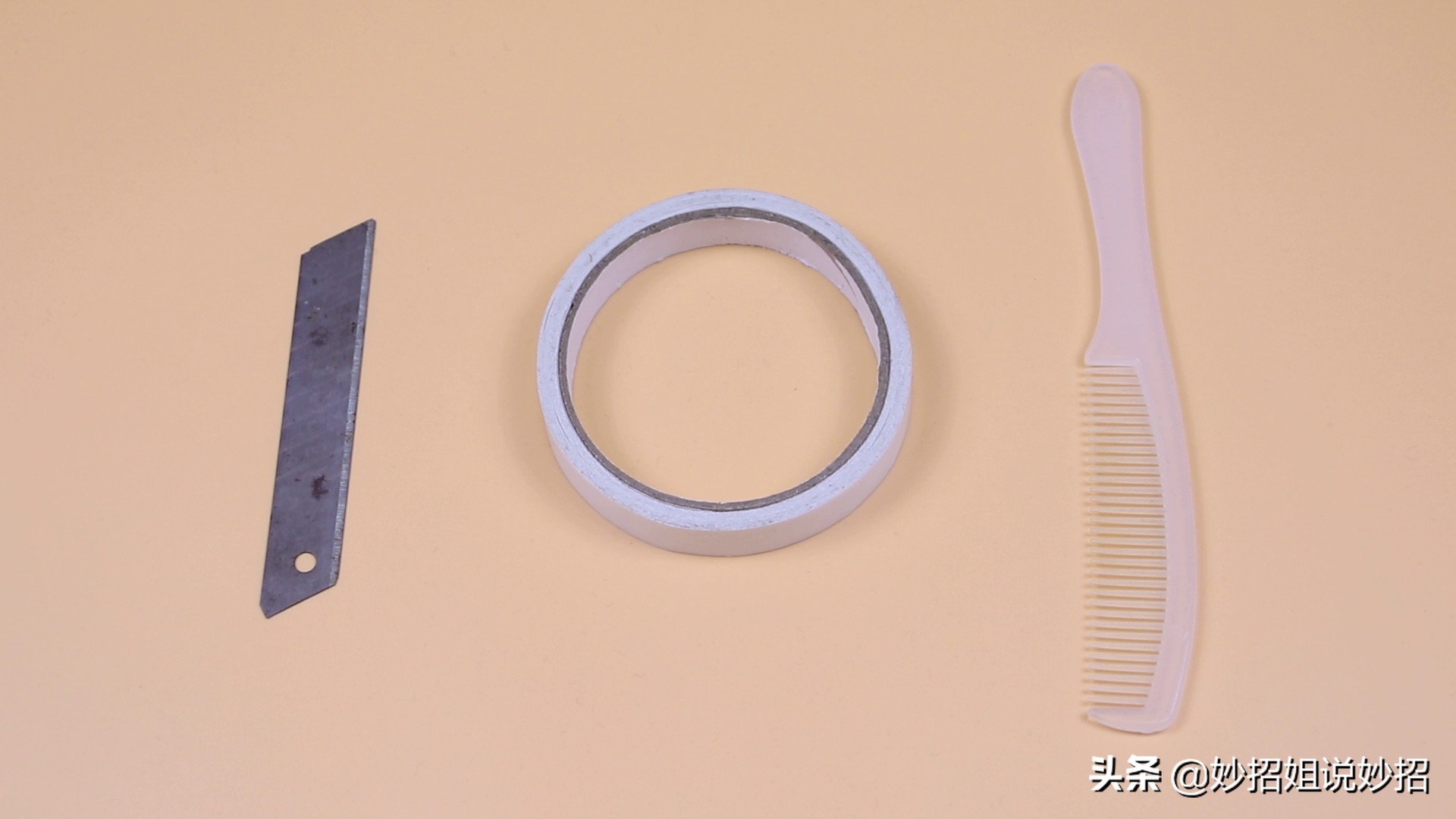 衣服起球了有剃毛球工具吗,毛衣起球不用慌一把梳子轻松搞定