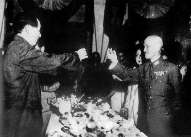 毛*东泽**接待朋友时,发现兜里只剩一根烟,随手一个动作尽显智慧