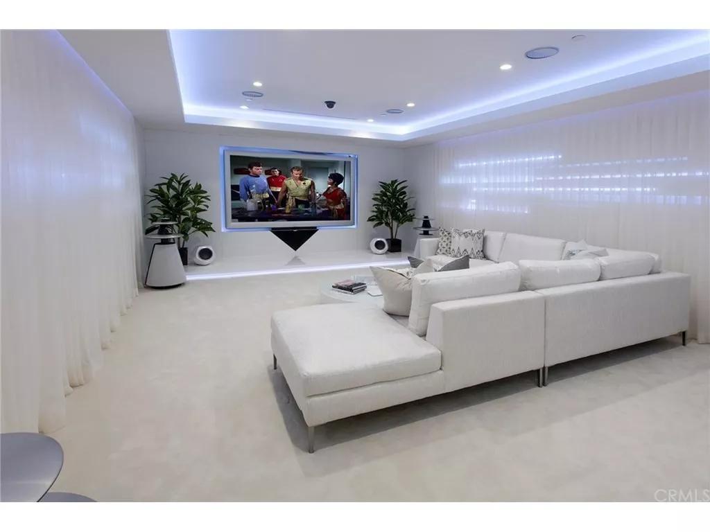 开车进故宫空姐被扒！溥仪都要买票，特朗普也须步行，你凭啥？