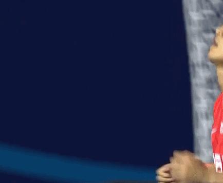 韦世豪再度登顶射手榜，破门后霸气伸出一根手指，做出闭嘴手势