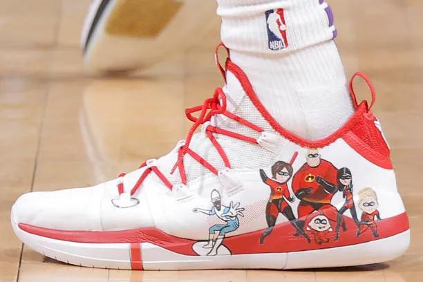 2020nba詹姆斯都上脚了哪些球鞋,詹姆斯上脚最新战靴