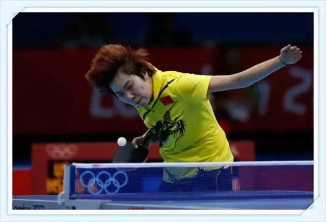 乒乓球中双手交叉发球是什么发球,乒乓球发球规则必须对角线发球吗