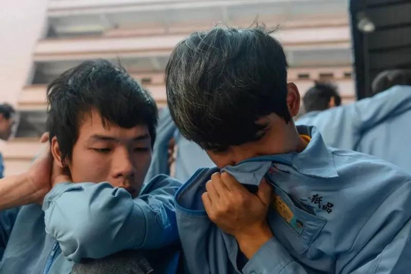 他用20年,拍下了流水线上的一代“打工人”