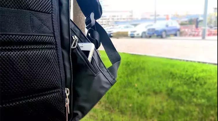 一个英国潮牌户外背包，如何做到颜值、防盗、收纳并存？