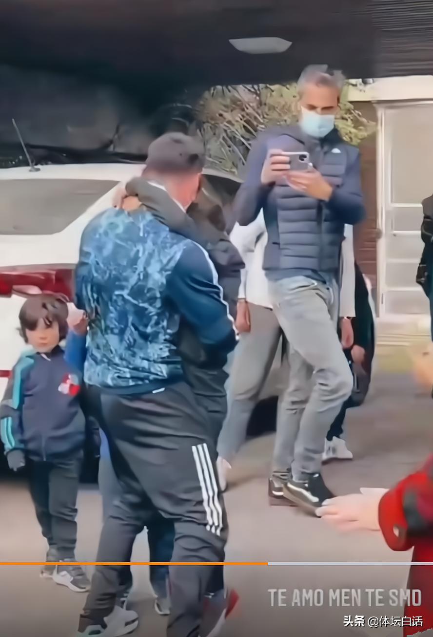 梅西亲吻大力神杯全场沸腾,梅西三个儿子帮梅西颁进金球奖