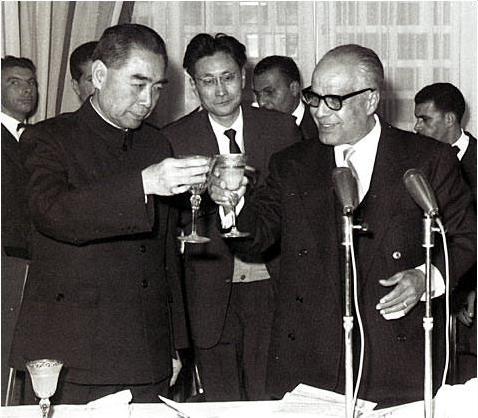 *世友许**嗜酒如命，和毛主席“约法三章”，被周总理喝得滑到桌子下