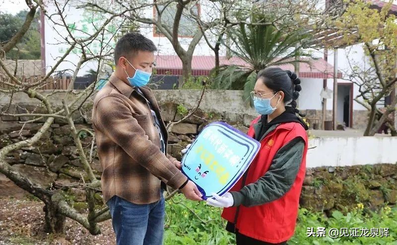 公筷公勺用起来，打好“舌尖上的防疫战”！