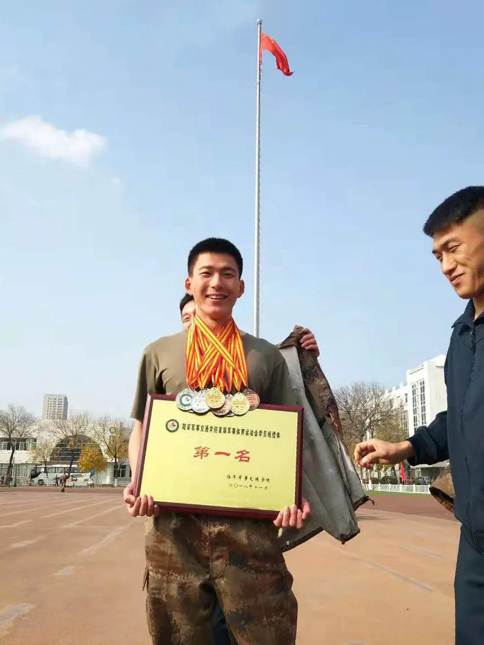 少尉服役8年是什么军衔,少尉新疆军区三等功