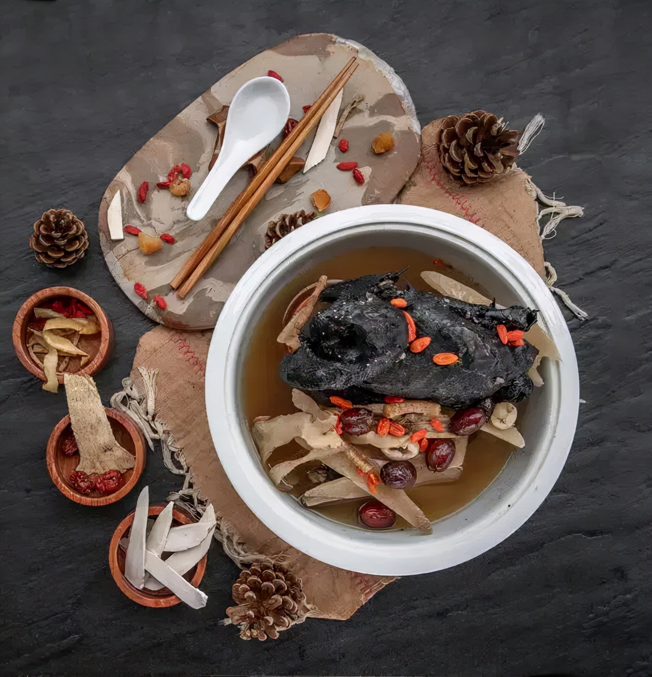 气血不足喝什么汤调理最好,这5款药膳健脾又养颜