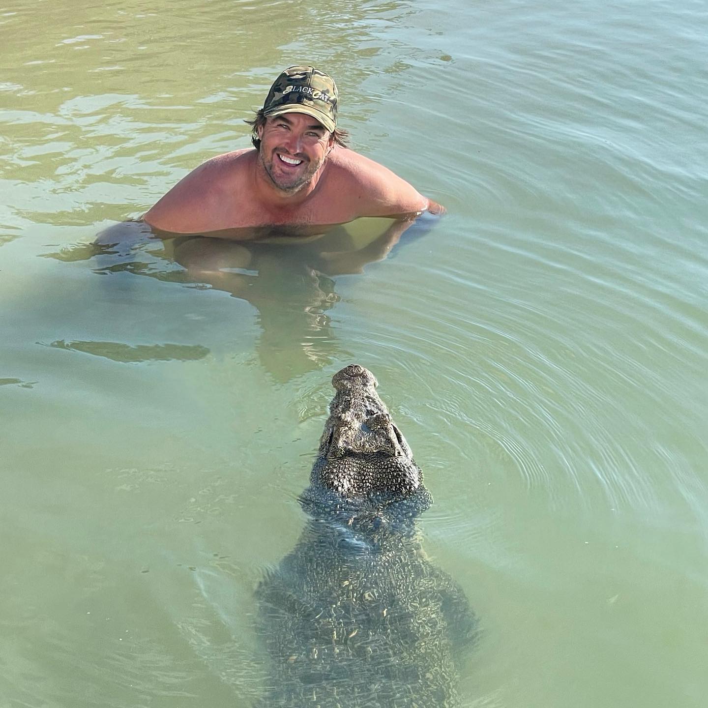 澳洲狂野早教:2岁娃单挑巨蟒,爸爸在一旁指点加油,这?