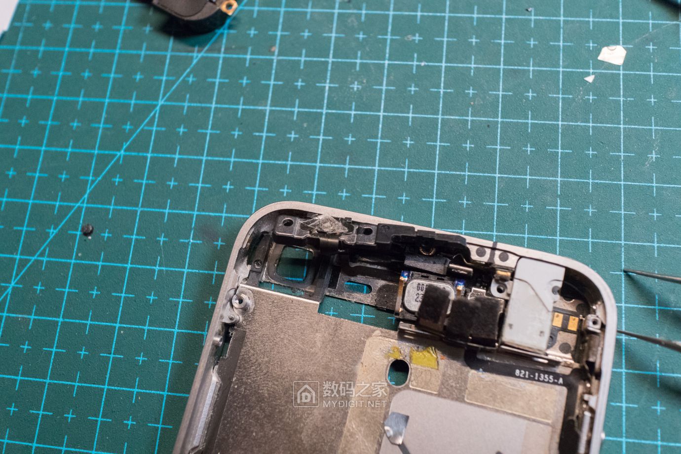 把未拆封的iphone4做成标本,iphone4被做成标本